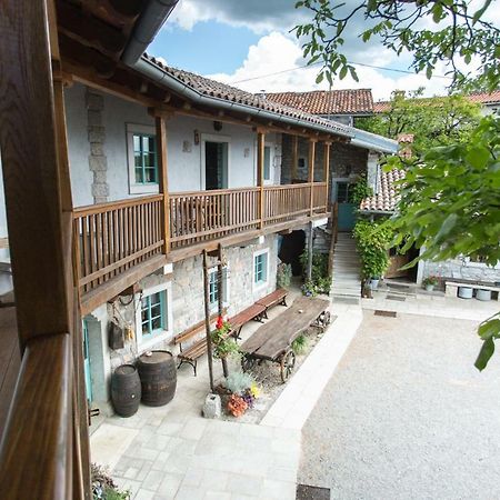 Apartments Valentinus 1800 Sezana Luaran gambar