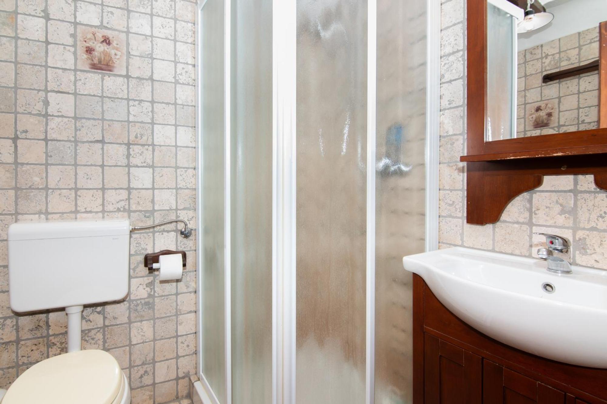 Apartments Valentinus 1800 Sezana Luaran gambar