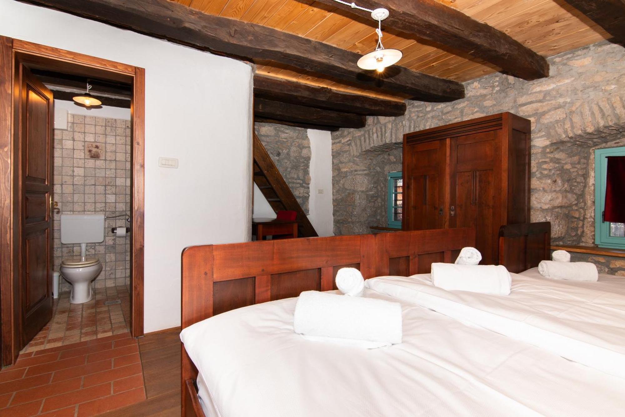 Apartments Valentinus 1800 Sezana Luaran gambar