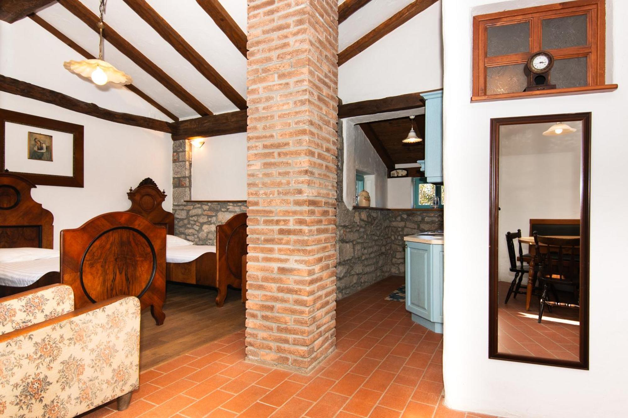 Apartments Valentinus 1800 Sezana Luaran gambar