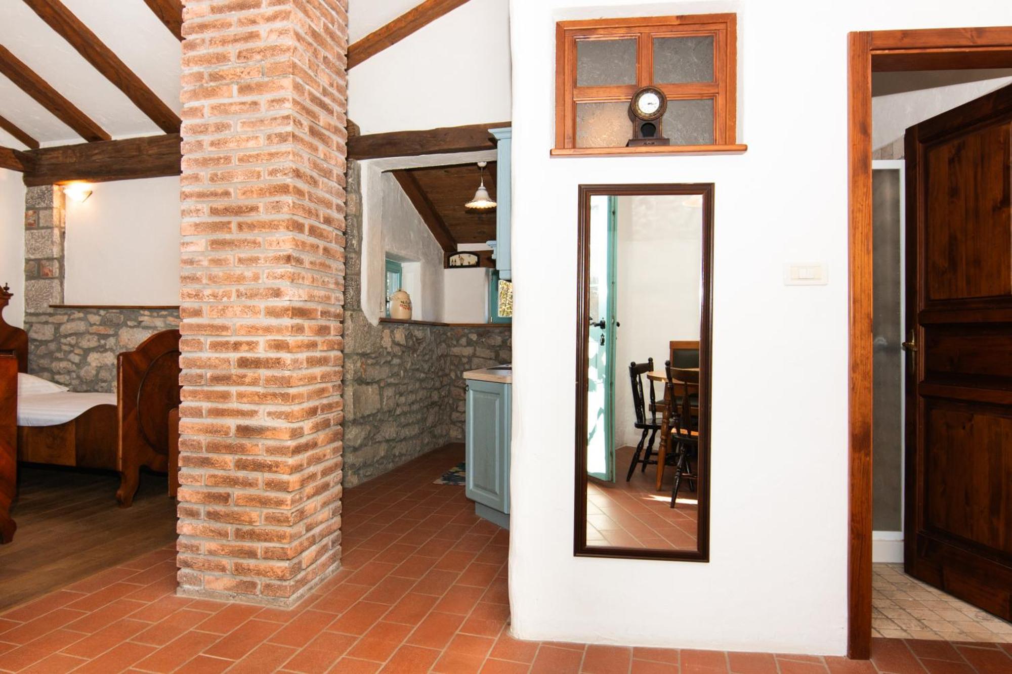 Apartments Valentinus 1800 Sezana Luaran gambar
