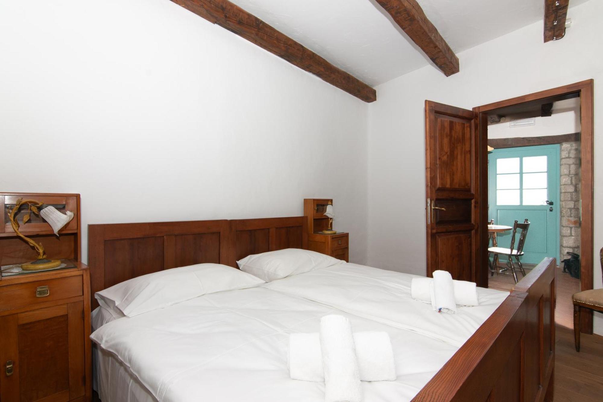 Apartments Valentinus 1800 Sezana Luaran gambar