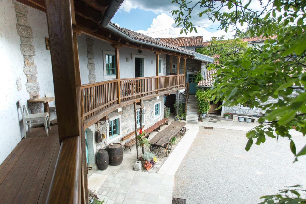 Apartments Valentinus 1800 Sezana Luaran gambar